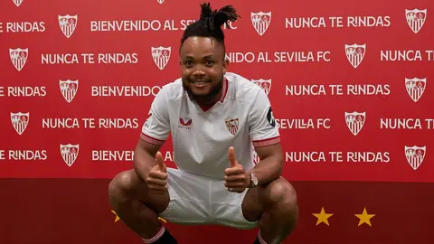 Chidera Ejuke posa con la camiseta del Sevilla FC en su presentaci&oacute;n | Salvador L&oacute;pez Medina para El MIRA
