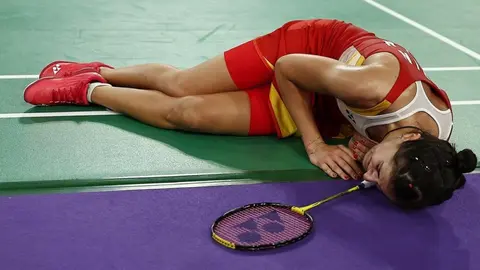 Carolina Mar&iacute;n tras lesionarse de la rodilla