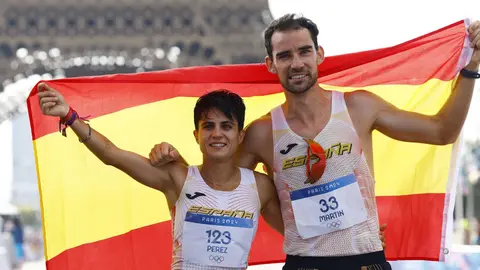 Mar&iacute;a P&eacute;rez y &Aacute;lvaro Mart&iacute;n tras ganar el oro ol&iacute;mpico en Par&iacute;s