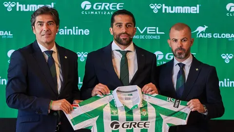 Ricardo Rodr&iacute;guez posa con la camiseta durante su presentaci&oacute;n con el Real Betis | Salvador L&oacute;pez Medina para El MIRA