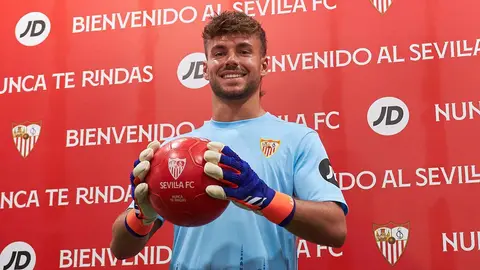 &Aacute;lvaro Fern&aacute;ndez en su presentaci&oacute;n con el Sevilla FC | Salvador L&oacute;pez Medina para El MIRA