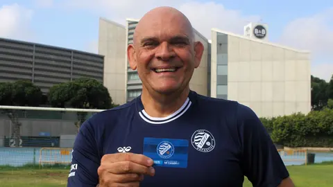 Comandante Lara posando con el carnet de socio del Xerez DFC - Twitter @XerezDFC