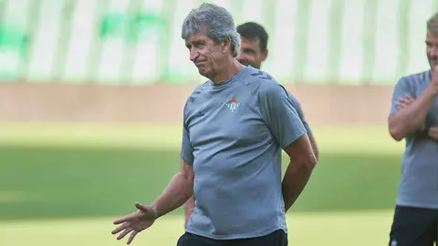 Manuel Pellegrini en el entrenamiento del Real Betis | Salvador L&oacute;pez Medina para El MIRA