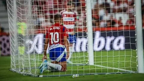 Myrto Uzuni se lamenta durante el Granada CF - Albacete Balompi&eacute;