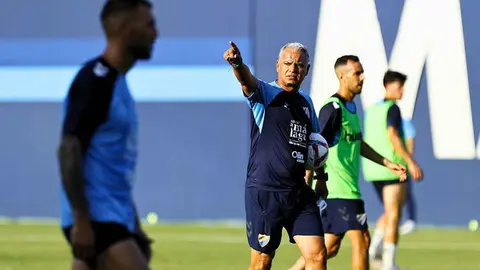 Sergio Pellicer dirigiendo una sesi&oacute;n de entrenamiento del M&aacute;laga CF
