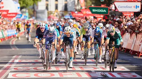 Final de la etapa de La Vuelta en Sevilla | Salvador L&oacute;pez Medina para El MIRA