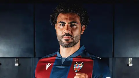 Vicente Iborra, jugador del Levante UD que podr&iacute;a no jugar ante el C&aacute;diz CF al no estar inscrito