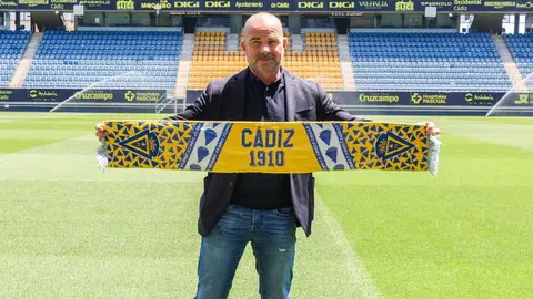 Paco L&oacute;pez en su presentaci&oacute;n con el C&aacute;diz CF