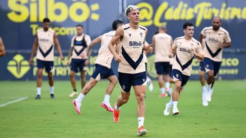 Iv&aacute;n Alejo durante un entrenamiento del C&aacute;diz CF en la temporada 24/25