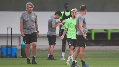 Rodri y Manuel Pellegrini en el entrenamiento del Real Betis | Salvador L&oacute;pez Medina para El MIRA