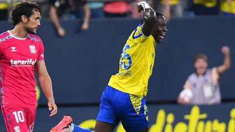 Francisco Mwepu celebra el gol anotado con el C&aacute;diz CF ante el CD Tenerife | CCF