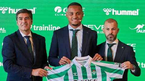 Natan posa junto a &Aacute;ngel Haro y Manu Fajardo en su presentaci&oacute;n en el Real Betis | Salvador L&oacute;pez Medina para El MIRA