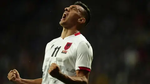 Myrto Uzuni, delantero del Granada CF, celebra un gol anotado con la selecci&oacute;n de Albania