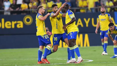 Chris Ramos y Francisco Mwepu celebran el gol anotado por el canterano del C&aacute;diz CF ante el CD Tenerife