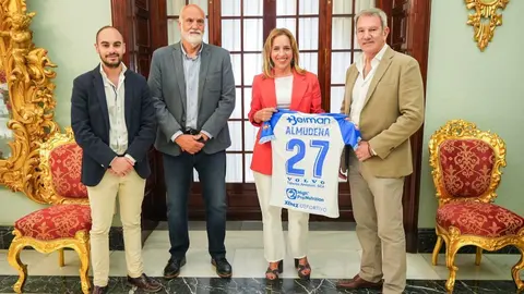 Almudena Mart&iacute;nez con la Junta Directiva del Xerez Deportivo FC
