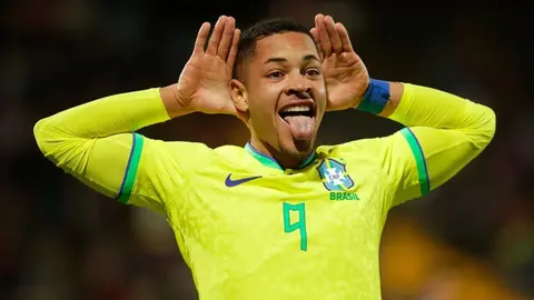 Vitor Roque, delantero del Real Betis, celebra un gol con Brasil