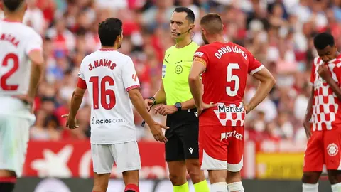 Jes&uacute;s Navas protesta una decisi&oacute;n arbitral en el Sevilla FC - Girona FC