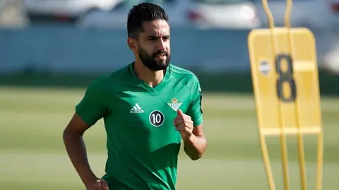 Ryad Boudebouz, ex jugador del Real Betis, durante su etapa en el club verdiblanco