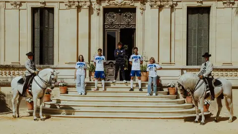 Segunda equipaci&oacute;n del Xerez DFC presentada en la Real Escuela Andaluza del Arte Ecuestre | Xerezdfc.com