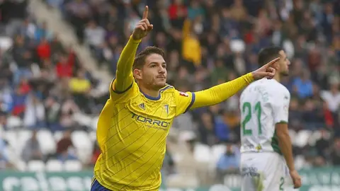Manu Vallejo, ex jugador del C&aacute;diz CF, celebra un gol anotado ante el C&oacute;rdoba CF