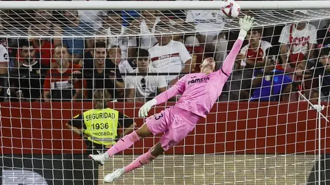 Diego Conde realiza una parada en el Sevilla FC - Villarreal CF