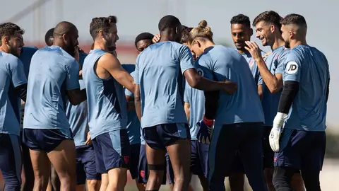 Pasillito a Nyland en el entrenamiento del Sevilla FC | Rafael Rom&aacute;n para El MIRA