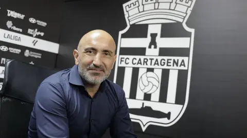 Pitu Abelardo, entrenador del FC Cartagena que se encuentra en la cuerda floja