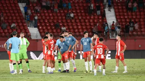Los jugadores de la UD Almer&iacute;a se lamentan tras el partido ante el CD Castell&oacute;n