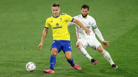 Ivan Saponjic durante su etapa en el C&aacute;diz CF en un partido contra el Real Madrid