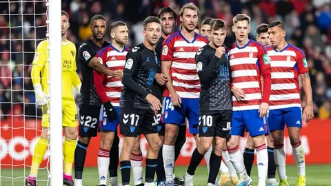 Imagen de un partido disputado en el pasado entre el Granada CF y el M&aacute;laga CF