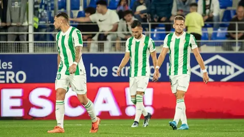Los jugadores del C&oacute;rdoba CF, cabizbajos tras encajar uno de los cuatro goles de la SD Huesca
