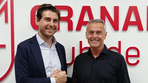 Fran Escrib&aacute; y Matteo Tognozzi posan en la llegada del nuevo t&eacute;cnico del Granada CF | GCF