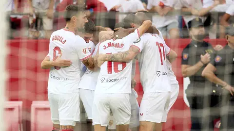 Los jugadores hispalenses celebran el gol en propia de David Torres en el Sevilla FC - Real Valladolid | Jes&uacute;s Ruiz Medina para El MIRA
