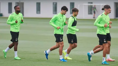 Johnny Cardoso, principal novedad del entrenamiento del Real Betis | Salvador L&oacute;pez Medina para El MIRA