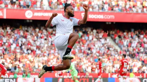 Chidera Ejuke celebra su gol anotado en el Sevilla FC - Real Valladolid