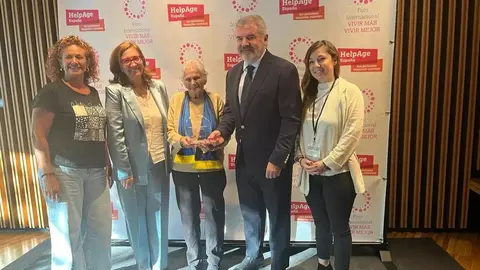 Manuel Vizca&iacute;no, presidente del C&aacute;diz CF, y Mar&iacute;a Mu&ntilde;oz, la vecino que estuvo a punto de ser desahuciada, recogieron el premio en Zaragoza