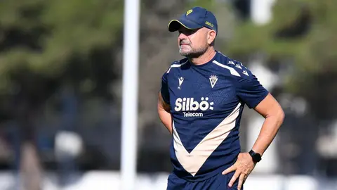 Paco L&oacute;pez, entrenador del C&aacute;diz CF, durante un entrenamiento