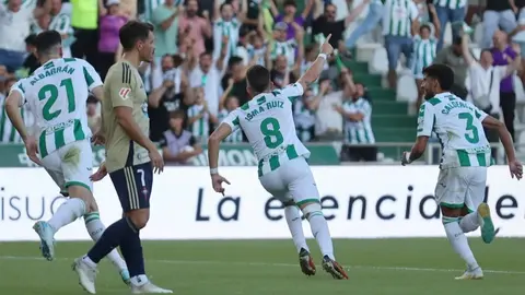 Los jugadores del C&oacute;rdoba CF celebran el gol de Isma Ruiz ante el Racing de Ferrol