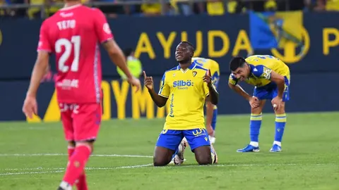 Francisco Mwepu celebra su gol anotado con el C&aacute;diz CF ante el CD Tenerife