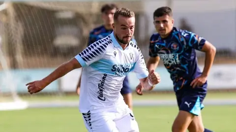 Javi Ontiveros durante un partido de pretemporada con el C&aacute;diz CF | CCF
