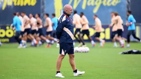 Paco L&oacute;pez durante un entrenamiento del C&aacute;diz CF | @PacoLopezEntre1
