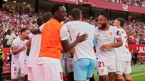 Los jugadores del Sevilla FC celebran el gol anotado ante el Real Betis | Salvador L&oacute;pez Medina para El MIRA