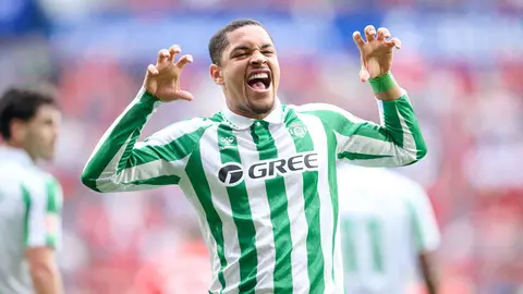 Vitor Roque celebra su gol en el CA Osasuna - Real Betis | @RealBetis