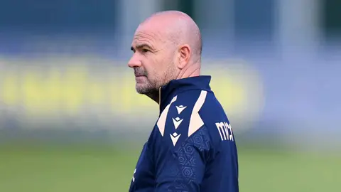 Paco L&oacute;pez durante un entrenamiento del C&aacute;diz CF | @PacoLopezEntre1