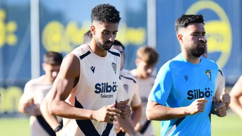 Chris Ramos y David Gil durante un entrenamiento del C&aacute;diz CF | CCF