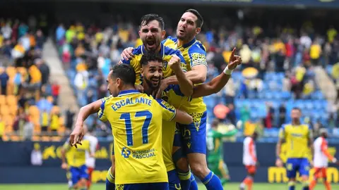 Los jugadores del C&aacute;diz CF celebran el gol anotado por Chris Ramos ante el Real Oviedo | CCF