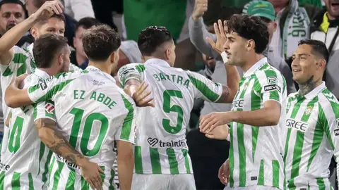Los jugadores del Real Betis celebran el gol en propia de Gim&eacute;nez en el Real Betis - Atl&eacute;tico de Madrid | LaLiga