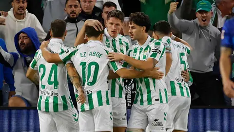 Los jugadores del Real Betis celebran el gol en propia de Gim&eacute;nez en el Real Betis - Atl&eacute;tico de Madrid | LaLiga