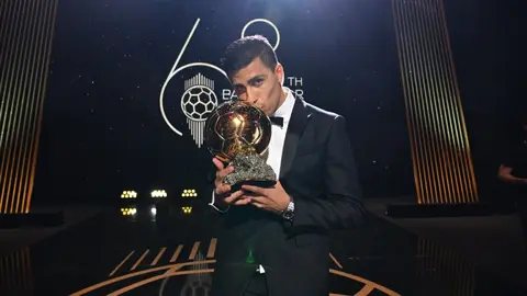 Rodri Hern&aacute;ndez posa con el Bal&oacute;n de Oro | @ballondor
