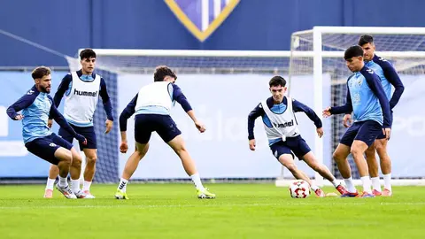 Dos centrocampistas como sorpresa del &uacute;ltimo entrenamiento del M&aacute;laga CF